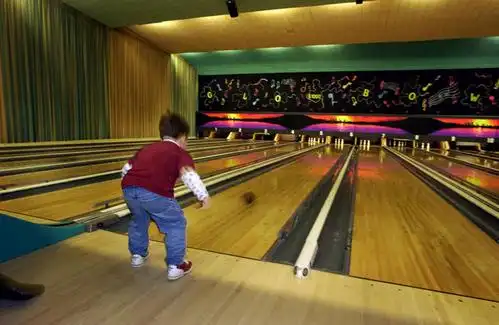 西方人,儿童,一个人,站,横图,室内,白天,锻炼,纯洁,运动,保龄球,地板