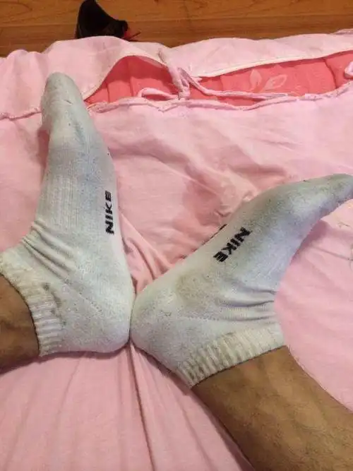 同居男友十天不洗脚,我怒提分手,下楼扔他臭袜子时,我哽咽到哭