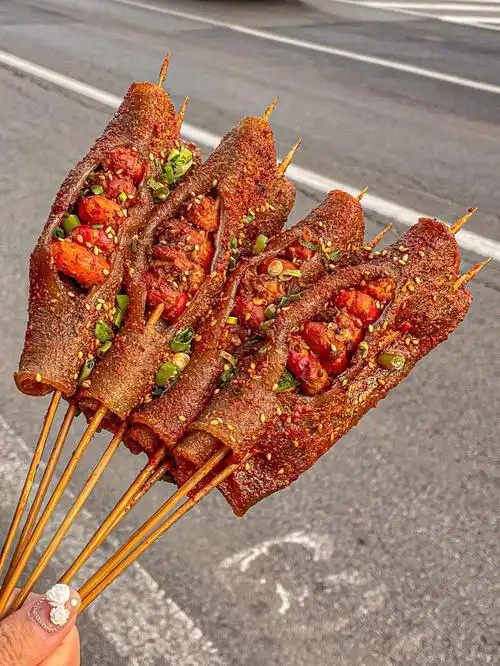 天津爆好吃的苕皮烤小龙虾一口炫三