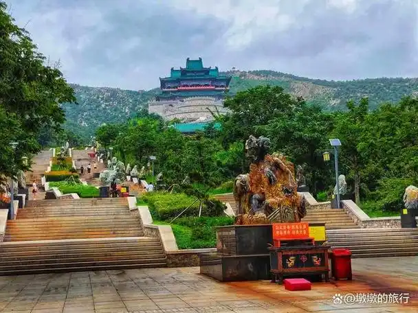 仙姑顶,一座巍峨耸立的山峰,以其独特的地质构造和丰富的玉石资源而