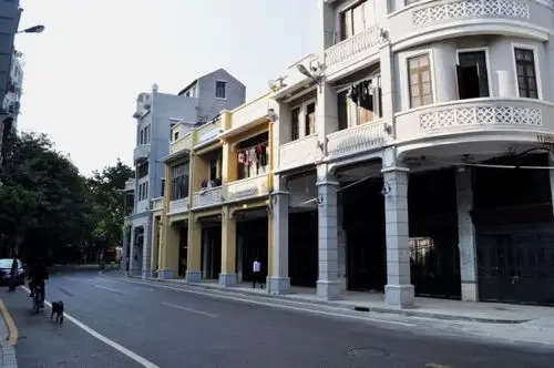 龙津西路骑楼西关的街道最近都在整饰,而且是按修旧如旧的原则,但不是