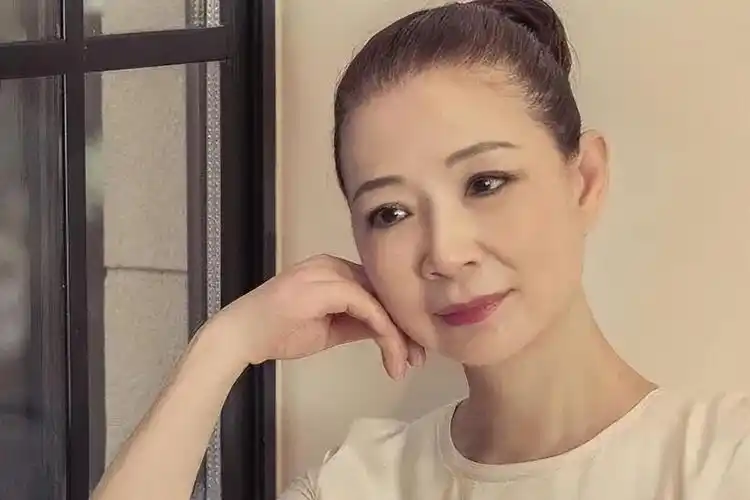 回顾歌手火风:收养烈士遗孤,两任妻子亲如姐妹,今选择皈依佛门