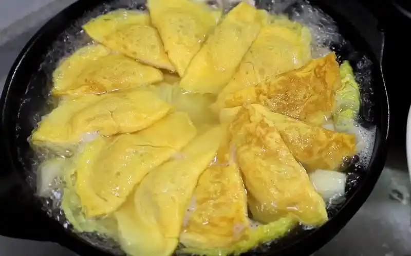 分享我家的午餐:三鲜蛋饺煲,腊味拼盘