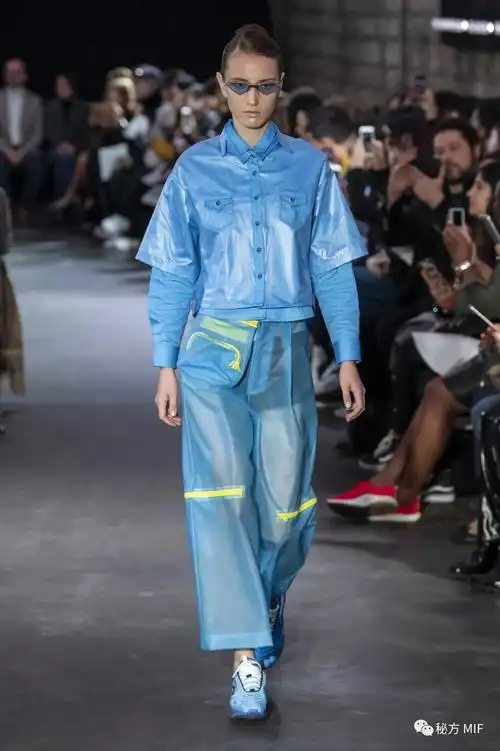 逆向未来女装主题面料趋势 高科技质感流行趋势