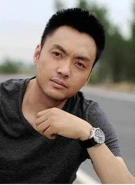 萧剑朱宏嘉为香妃扫墓20年如今50岁仍像20岁