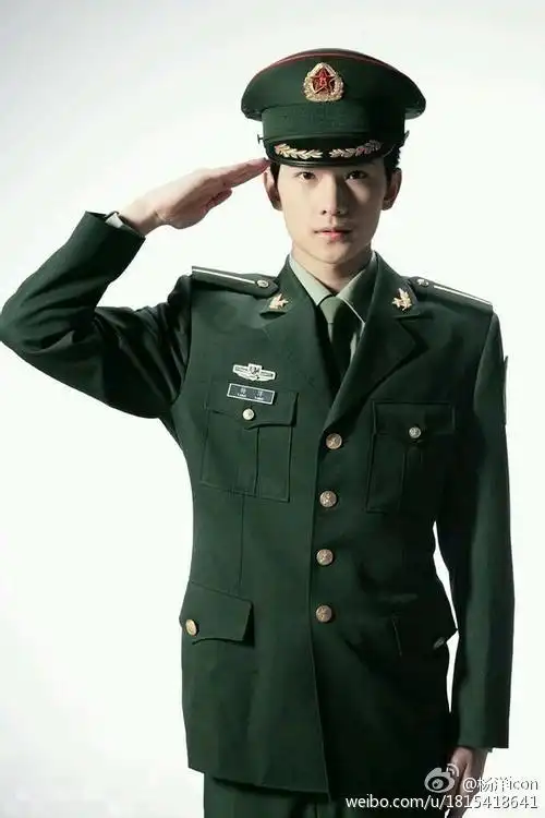 部队出身的杨洋穿着一身军装敬礼尤为帅气.