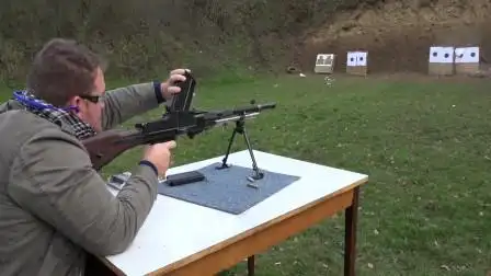 捷克zb30轻机枪造型有点另类,采用弹匣供弹,靶场射击测试