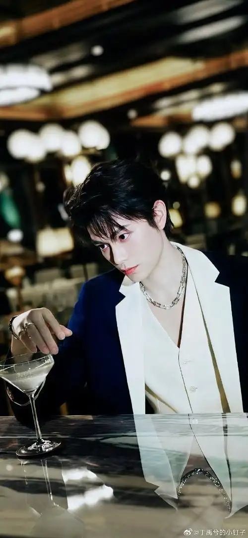 丁禹兮腾讯视频星光大赏##丁禹兮灰白西装侧拍花絮