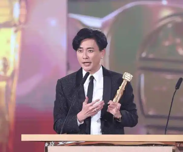 黄宗泽小学,高中旧照曝光认不出?急忙力证:我真没整过容