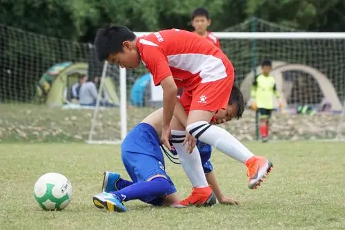 有几个人问我,现在小孩子的比赛不穿上衣,赤膊上阵?