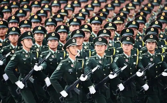 到常服,礼服,作训服品类齐全,从单一的兵种服装到多样化的兵种服装