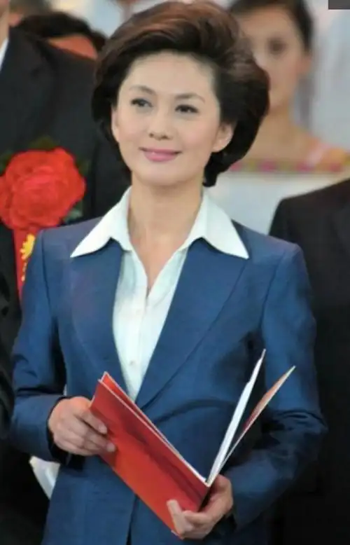 央视美女主持人短发造型美貌如花你更喜欢哪一位