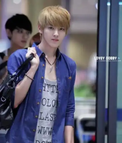 【图】粉丝曝光吴亦凡出道前过马路照片 因一身牛仔衣被称为牛仔哥