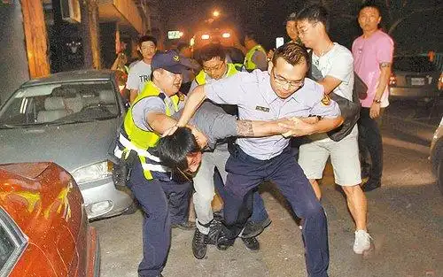 台30人夜店群殴 因嫌陪酒女孩不美要求换人(图)