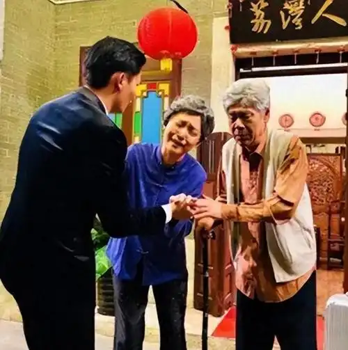 外来媳妇本地郎康家第二代集体衰老戴安娜白发苍苍最真实