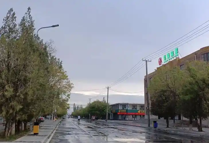 玉门市黄花街道烟火气里亮文明