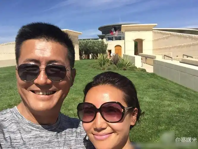 高曙光携妻子度假自拍笑露九颗牙