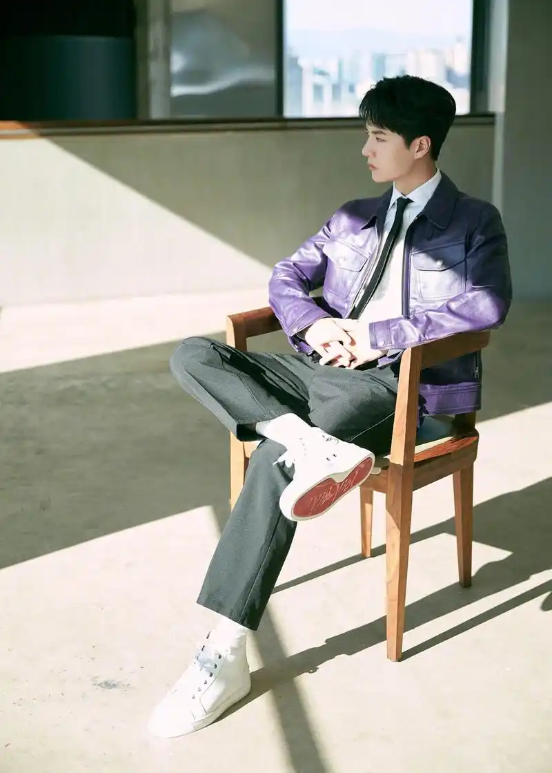 王一博走廊阳光大片 清爽帅气