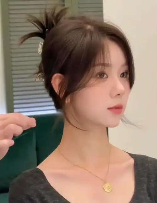 一个好看的发型,最关键的地方还是刘海,因为这刘海只要剪对了