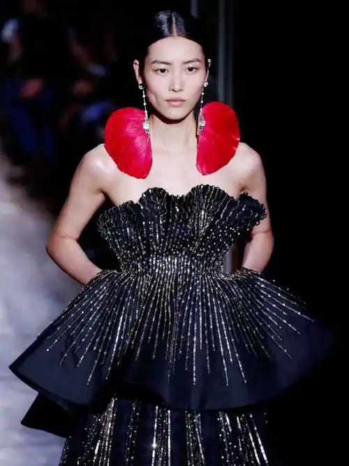 大表姐刘雯惊艳造型亮相华伦天奴走秀