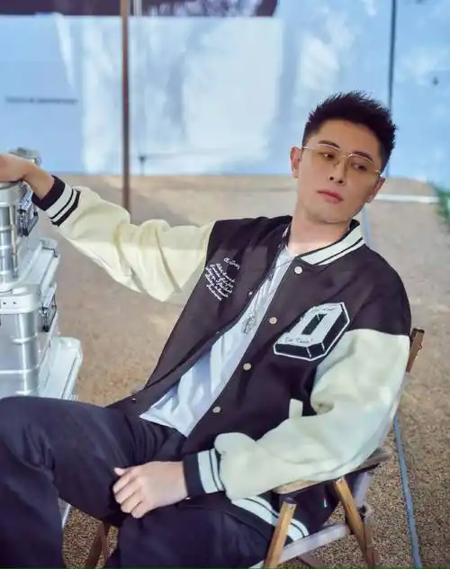 买超酒吧搂美女引热议,本尊发文怒怼狗仔,简介仍自称张嘉倪老公_女子