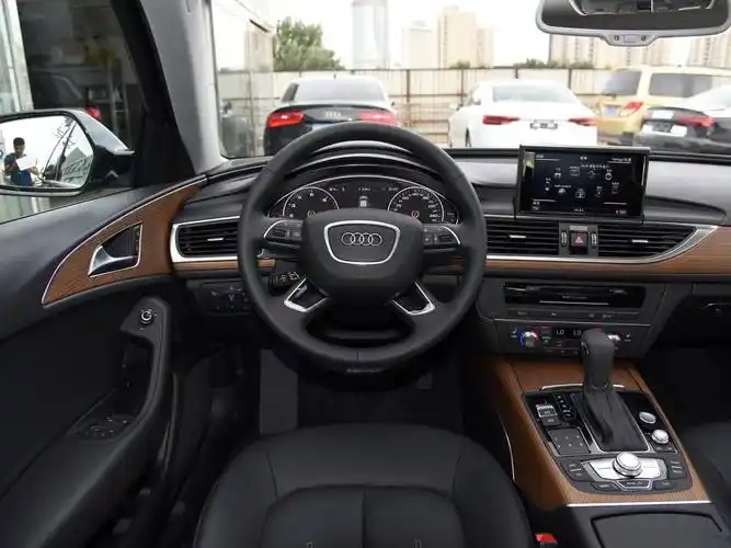 2018款奥迪a6l新款整个内饰的布局与选材依旧保持了奥迪一贯的作风与