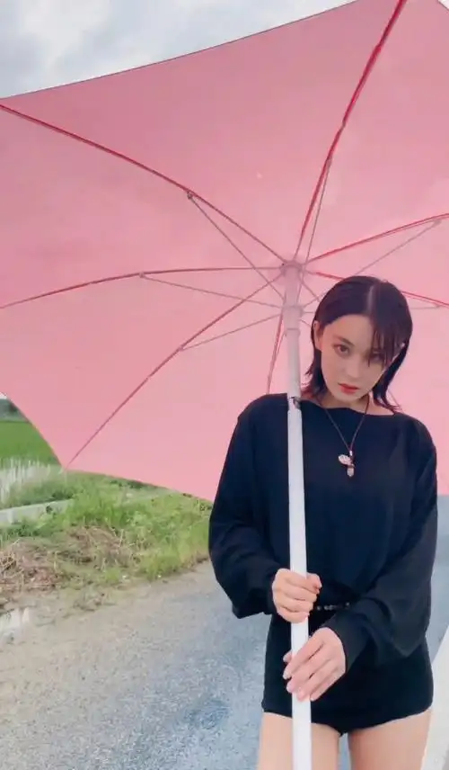 张馨予又变回短发了手拿粉红大伞眼神很到位姐姐气质真绝了