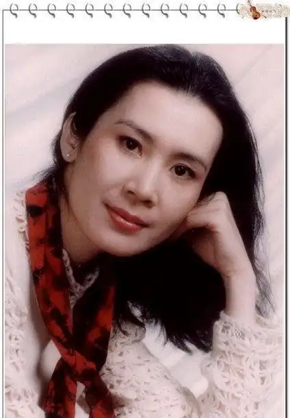 她是挂历上的常青树,曾因丈夫反对拍戏而离婚,如今60岁一直单身|演员