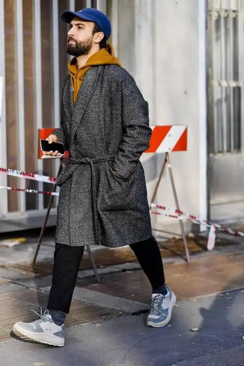 穿大衣太保守?建议搭配连帽卫衣,造型潮流又百搭,轻松化身型男