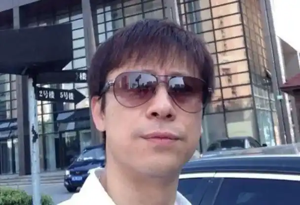 56岁解晓东罕见现身养老院,昔日巨星如今穿着邋遢,手提布袋落差大