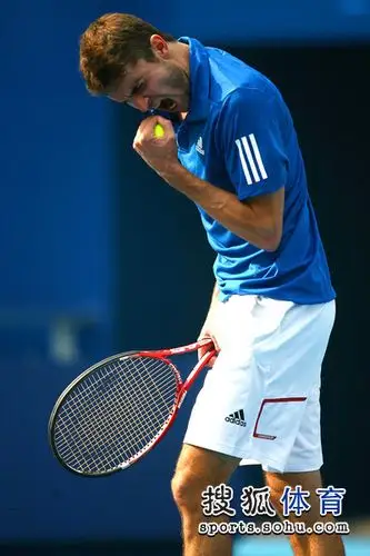 图文:中国西蒙2-1胜贝雷尔 西蒙欲吞网球