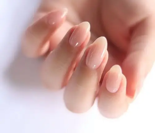 渐层美甲是韩国女生最爱的指甲款式之一,款式简单而不失层次感.