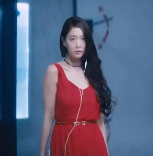 你还记得电影《情圣》中,克拉拉穿着红裙跳舞的场景吗?