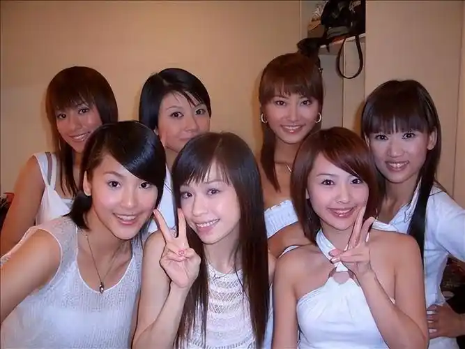 年1月21日,2004年,16岁的她与陈乔恩,赵小侨,邱纬芬,屈昮洁,赖薇如