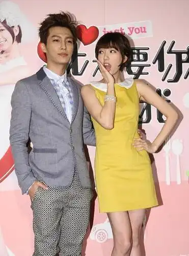 图炎亚纶郭雪芙交往提前庆生被曝深夜亲密幽会