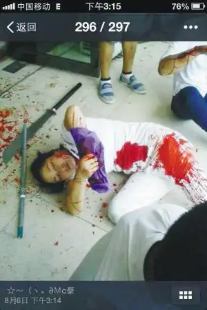 理发手机?一群人拿长刀"索赔"酿惨剧