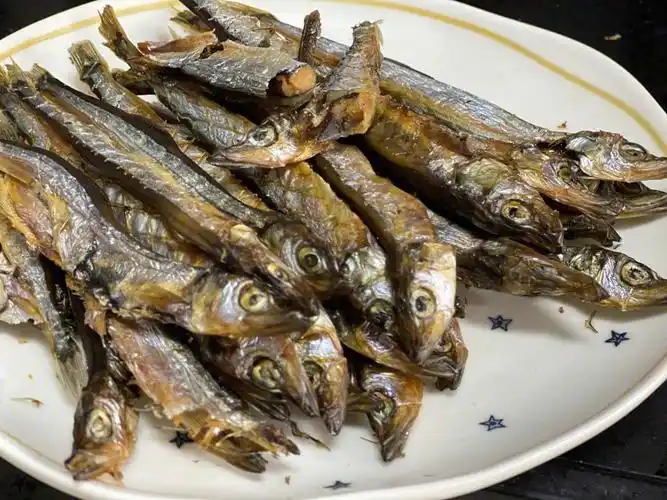 材料:多春鱼9516615将多春鱼洗干净,处理内脏(懒得话可以把头