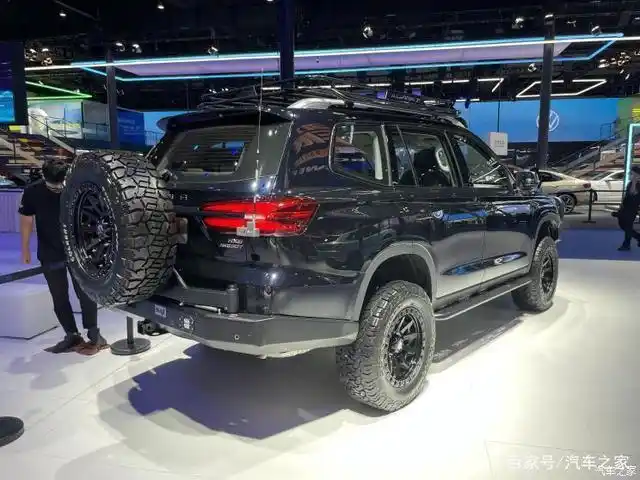 在本届车展上汽集团荣威品牌官方正式发布了基于荣威rx8改装的越野车