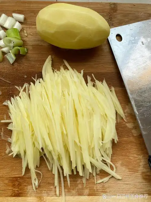 酸辣土豆丝怎么吃都吃不够 #切土豆丝# #记录当下就是最好的生活