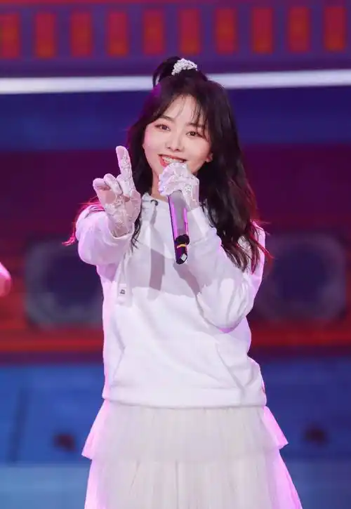 谭松韵真会装美,苹果头 空气刘海俏皮可爱,完全看不出快30岁_时尚