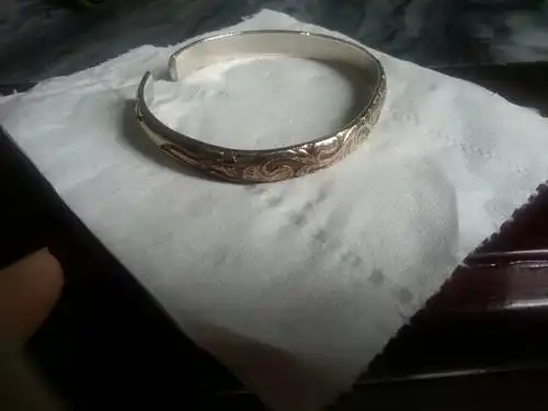 验了是99纯银.现在带了有将近一年了.镯子出现了正常的氧化.