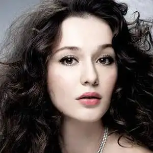 美少女麻豆瑞莎发型:浪漫公主长发