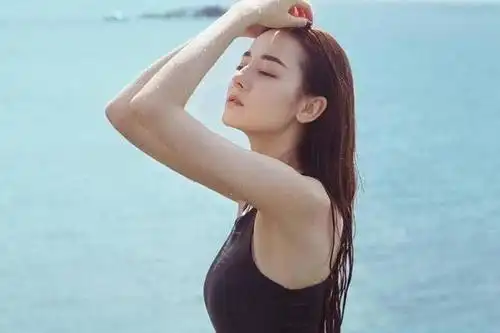 原创 娱乐圈的好身材,迪丽热巴和关晓彤的泳装哦