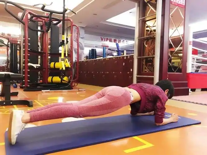 40岁辣妈杨乐乐健身房秀小蛮腰,难怪汪涵这么爱她