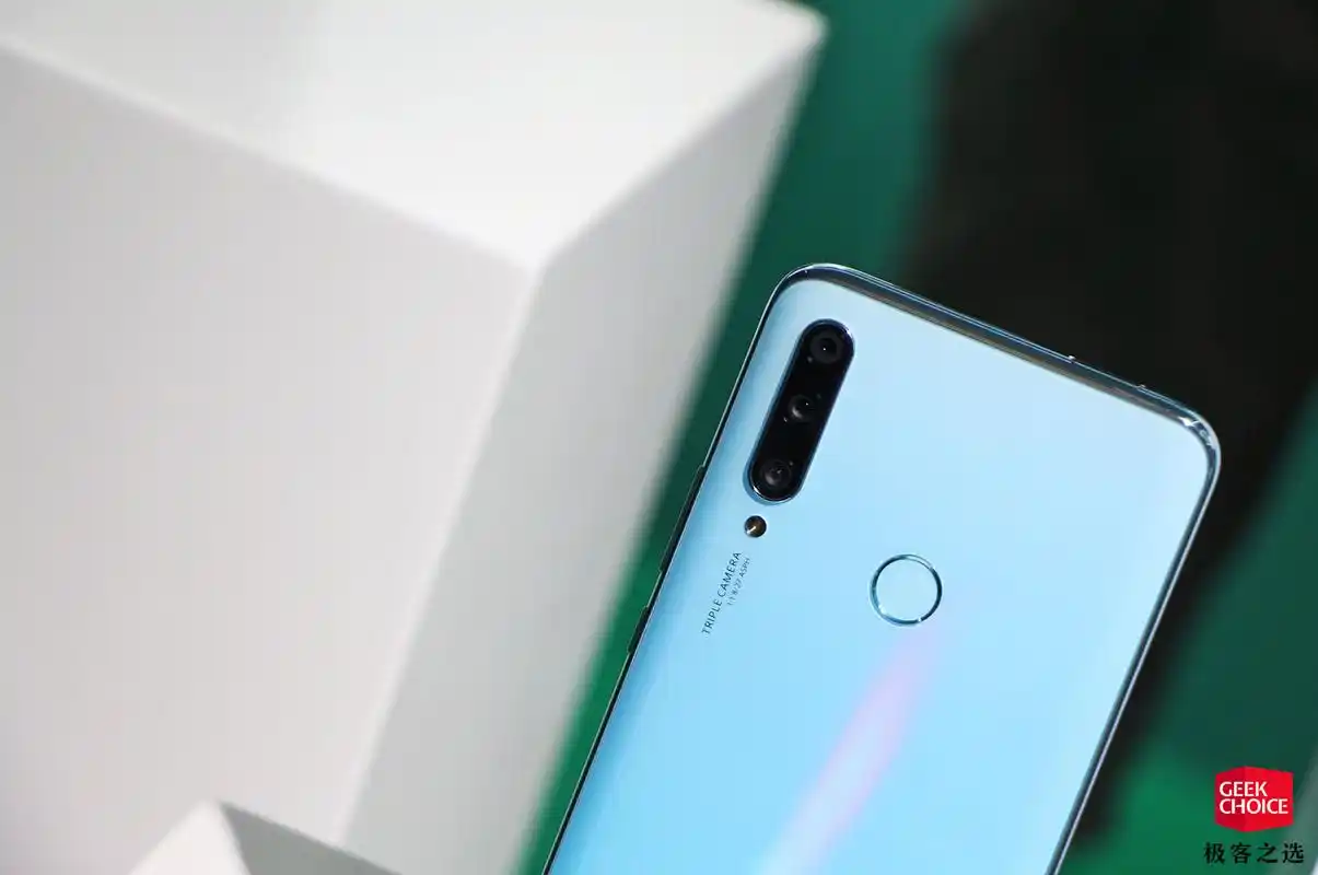 华为畅享 10 plus 现场图赏:采用升降摄像头,提供多种配色可选