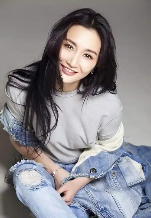 过同一部作品的女艺人牛萌萌,而牛萌萌也在2020年的时候因为吸毒被抓