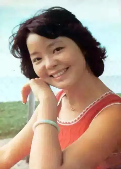 几乎每一张照片都能看到翡翠的影子,也说明邓丽君对翡翠的喜爱.