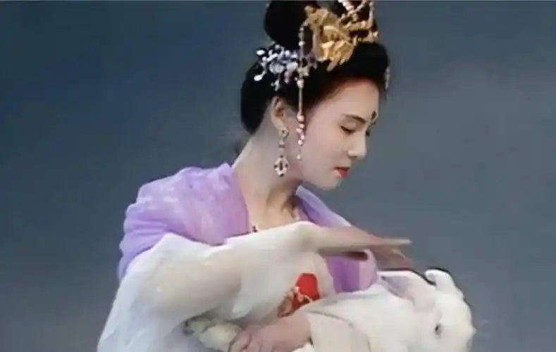 "甜歌皇后"李玲玉再穿"玉兔精"戏服,皮肤白皙引人羡慕_李玉玲_电视机