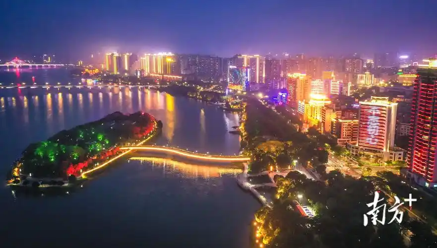 华灯初上,清远北江沿岸地标楼宇上闪耀的霓虹点亮了夜空.