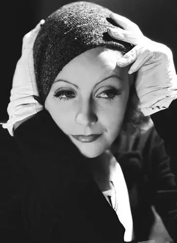 妆容解析:细黑柳眉一般经常出现在东方女子的脸庞上,然而欧美20年代的